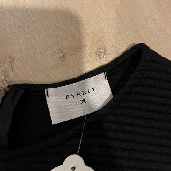 Everly Crop Top - Picture 2 of 8